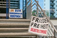 Querdenker-Demo vor der Stadthalle Rostock (1)