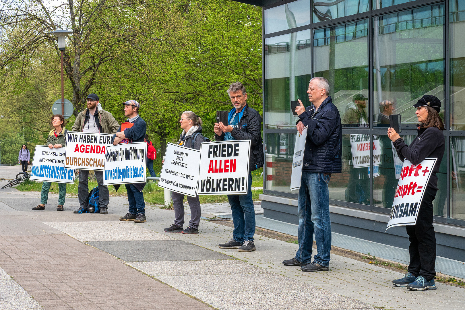 Querdenker-Demo vor der Stadthalle Rostock (2)