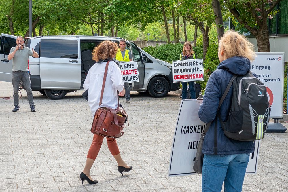 Querdenker-Demo vor der Stadthalle Rostock (3)