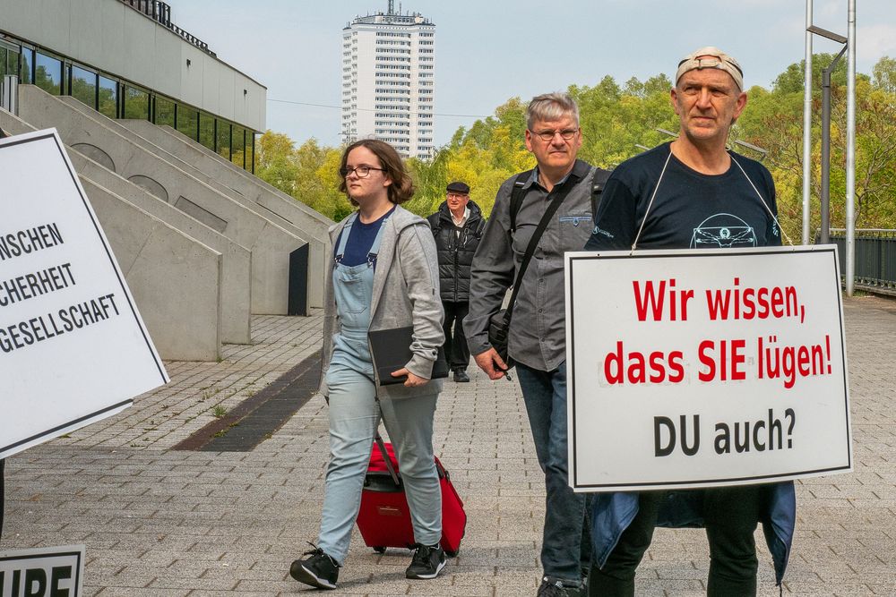 Querdenker-Demo vor der Stadthalle Rostock (4)