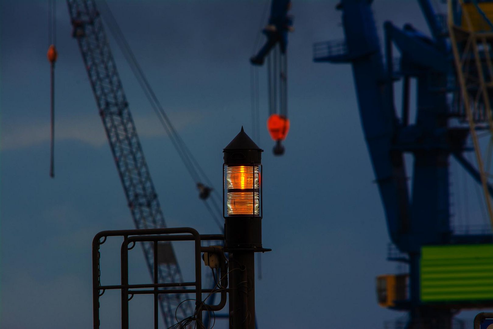 Querfeuer im Hamburger Hafen