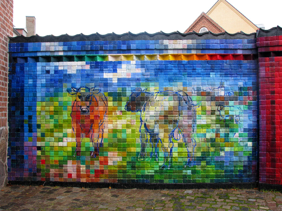 Querseite der bemalten Mauer