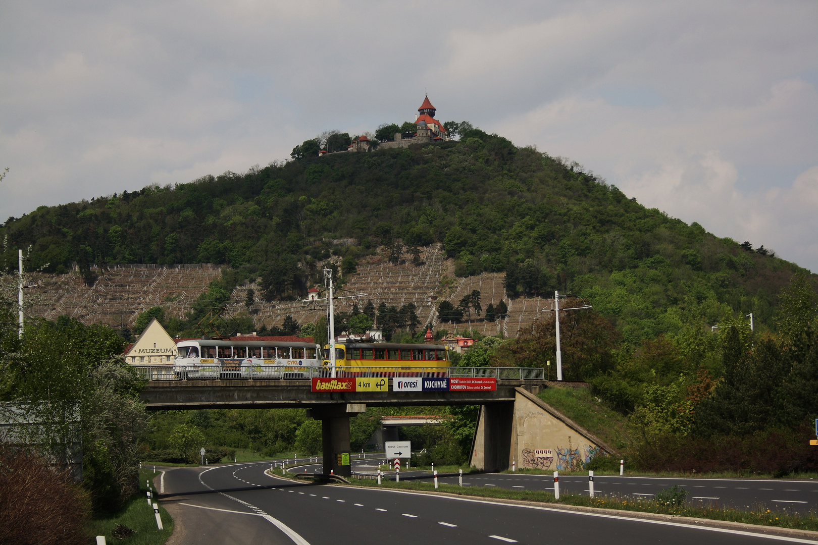 Querung über die Schnellstraße E 442  in Most