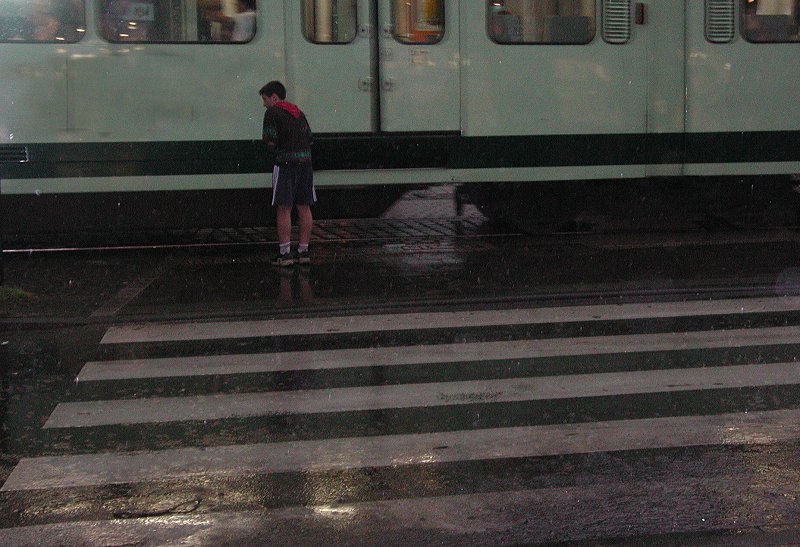 Querverkehr oder die Einsamkeit  beim erzwungenen Innehalten im Großstadtsommergewitter