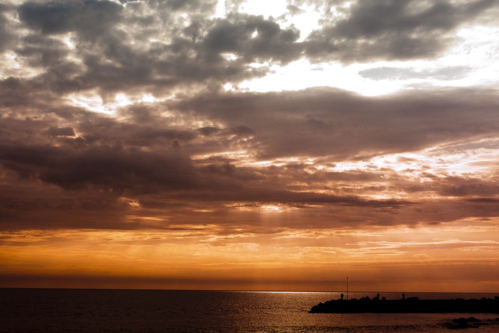 questo cielo rosso sul mare.. di C. Andrea 