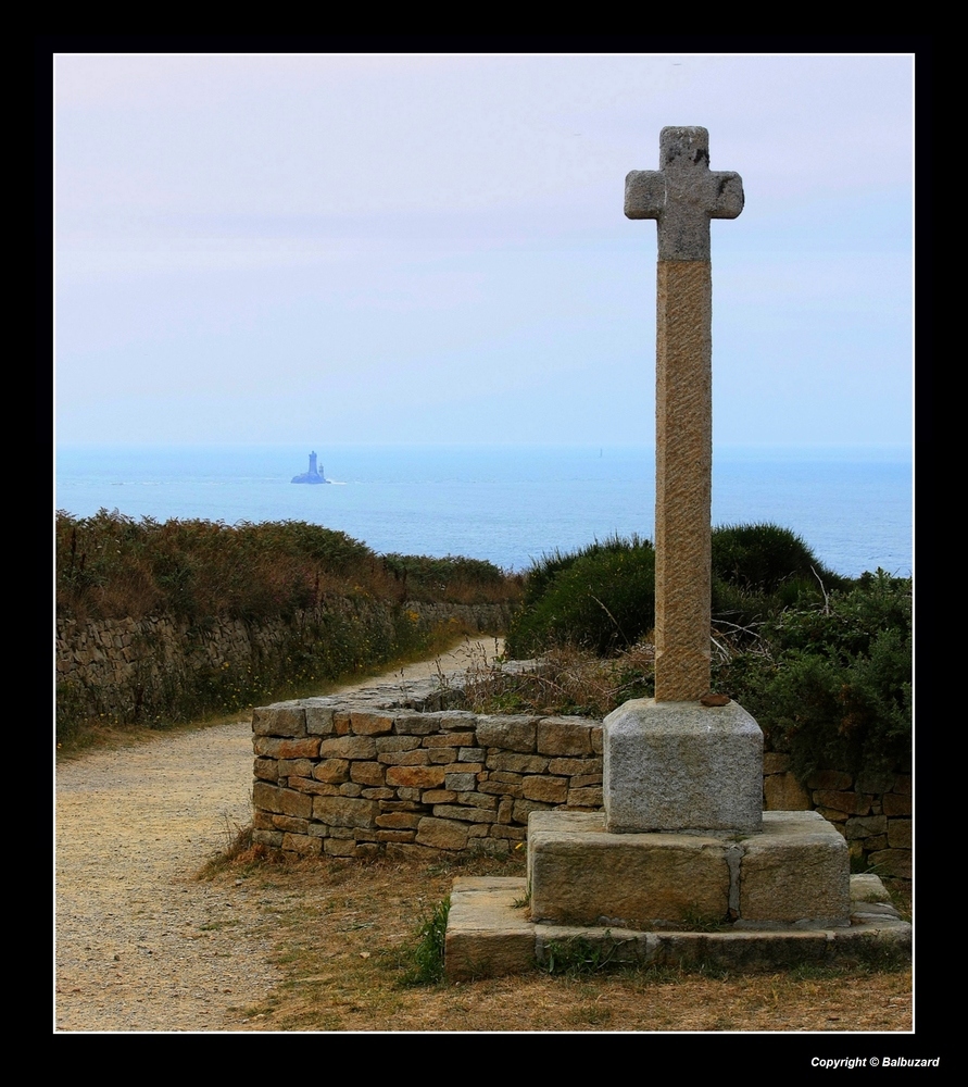 " Qui veille sur qui? le calvaire de St They et le phare de La Vieille "