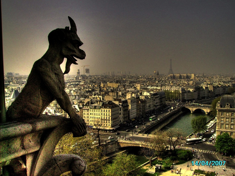 quimera vigilando parís