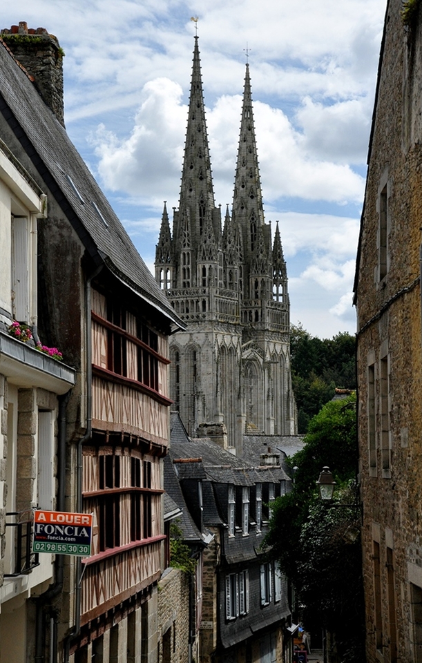 Quimper - Rue du Lycée mit Blick auf die Kathedrale