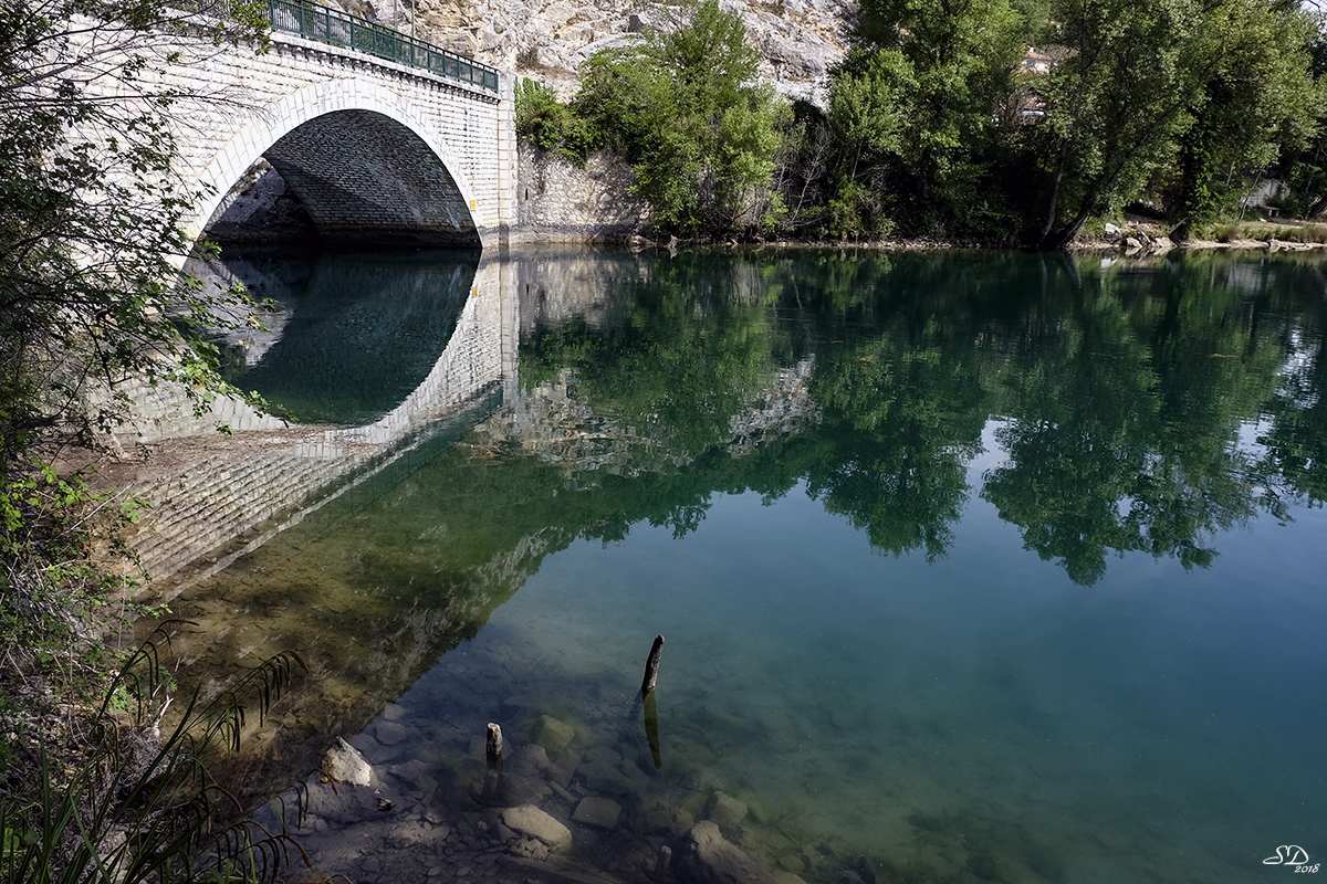 Quinson et les eaux vertes du Verdon .