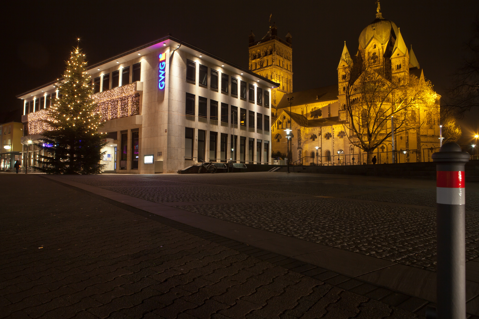 Quirinus-Münster bei Nacht