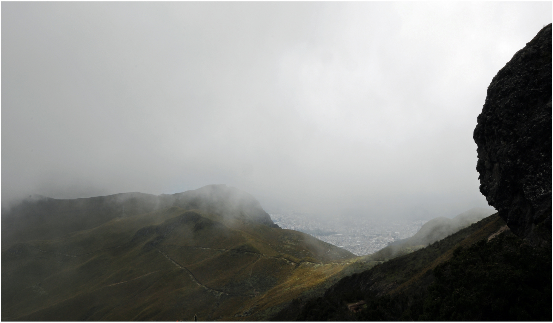 Quito en la niebla