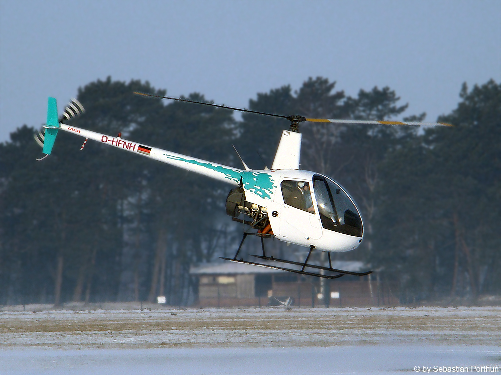 R22 am Flugplatz Uetersen