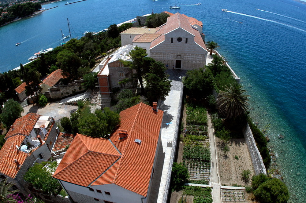 Rab Romanische Kirche und Klostergarten