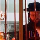 Rabbi zuendet die Chanuka Lichter...