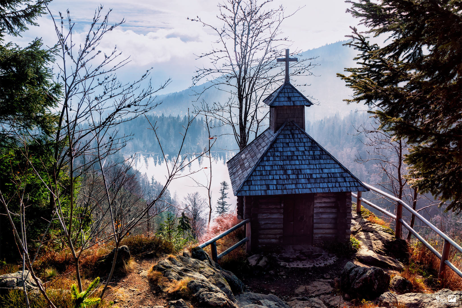 Rachelkapelle mit Blick auf den Rachelsee - Bayern319