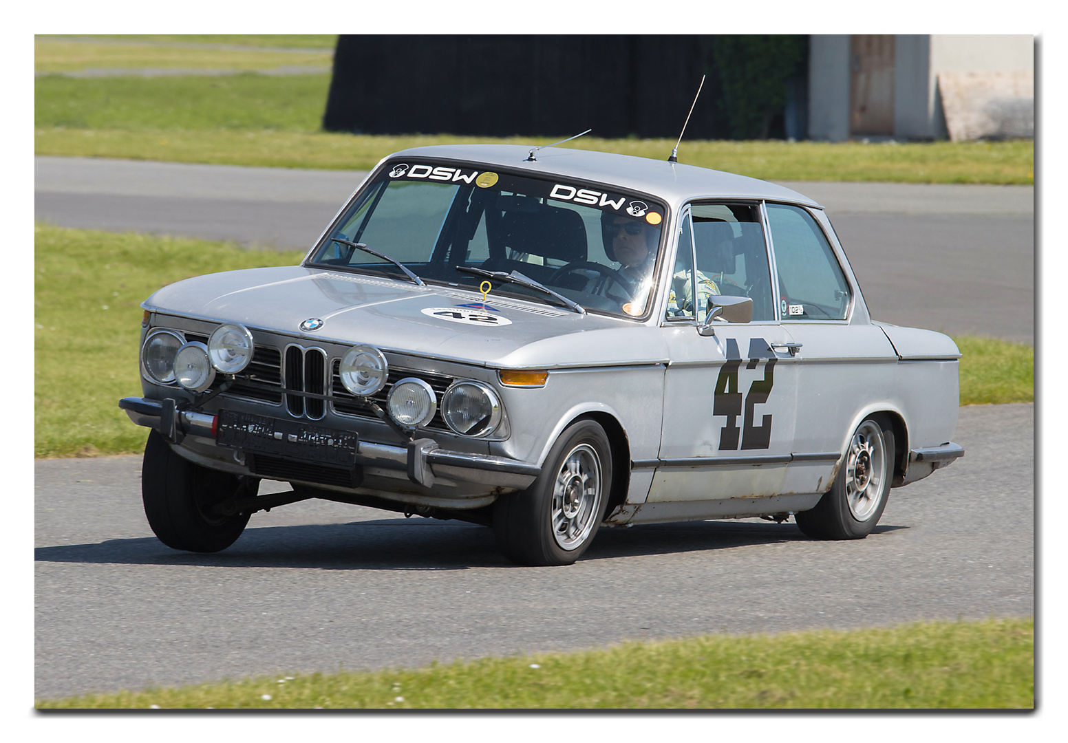 Racing days at Hildes' Heim: BMW 02 auf drei Beinen