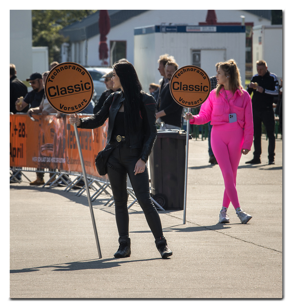 Racing days at Hildes' Heim: The grid girls