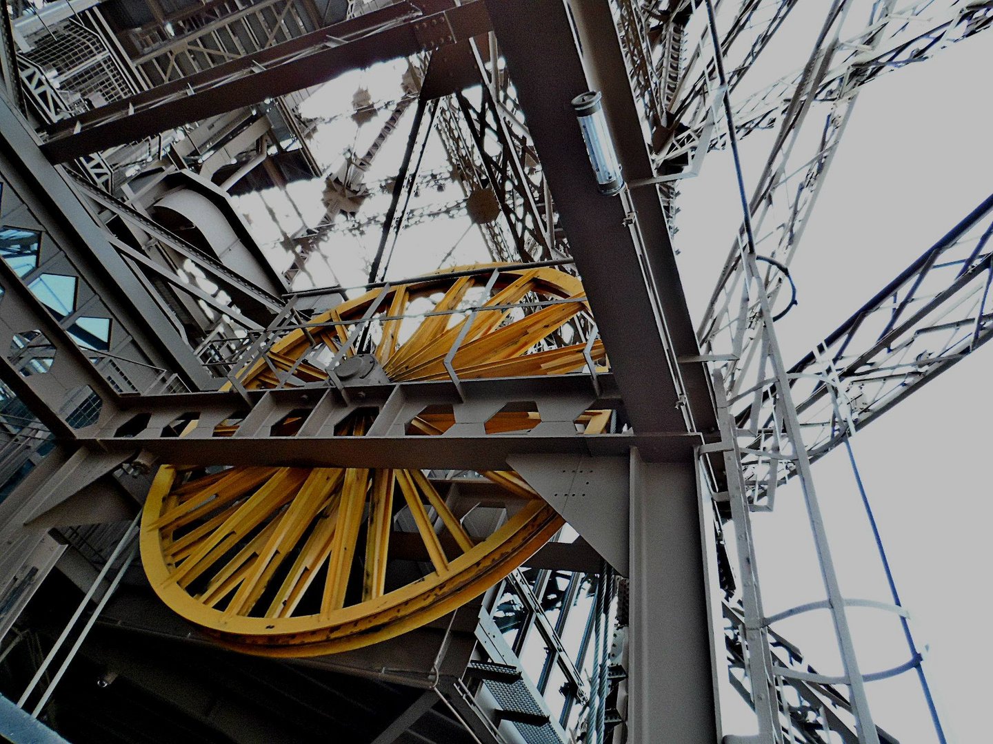 Rad des Aufzugs am Eiffelturm