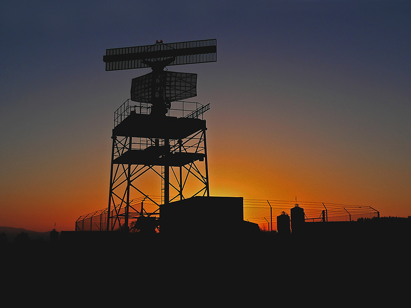 Radaranlage bei Sonnenuntergang