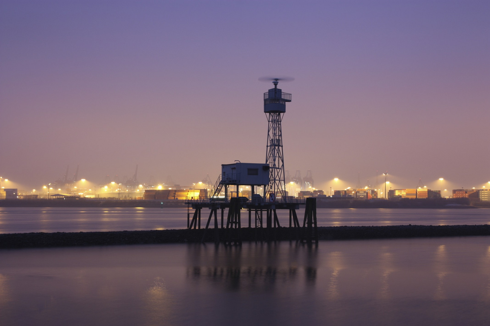 Radarstation im Hafen