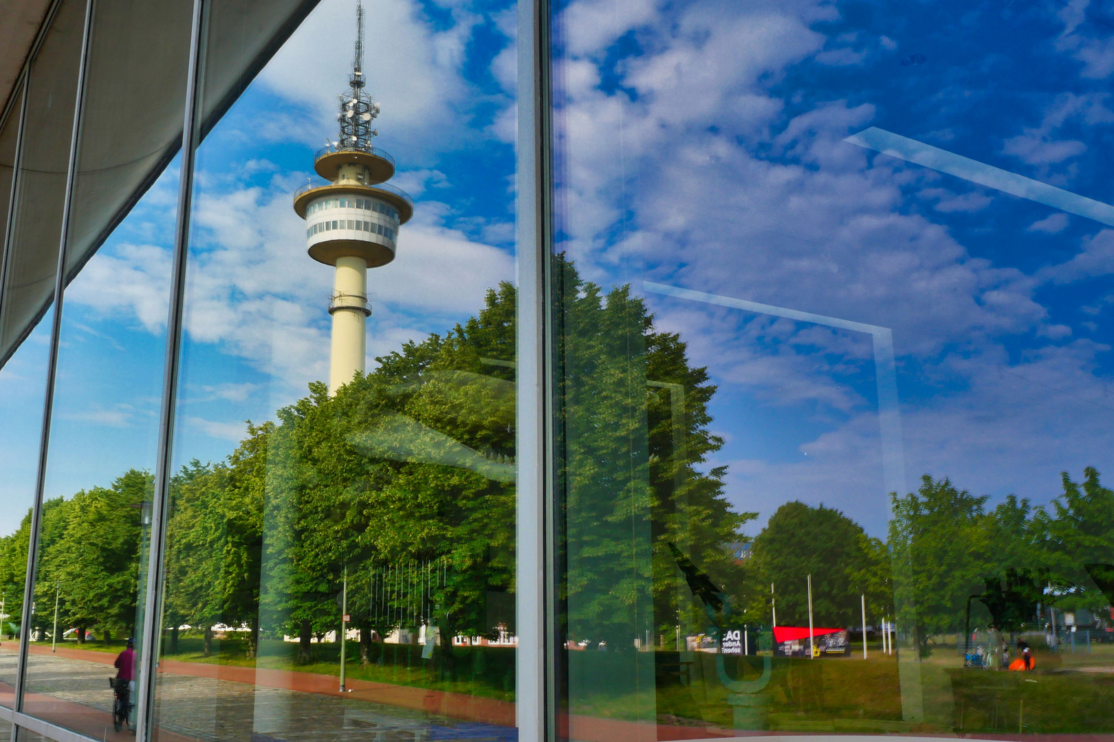 Radarturm im Spiegel