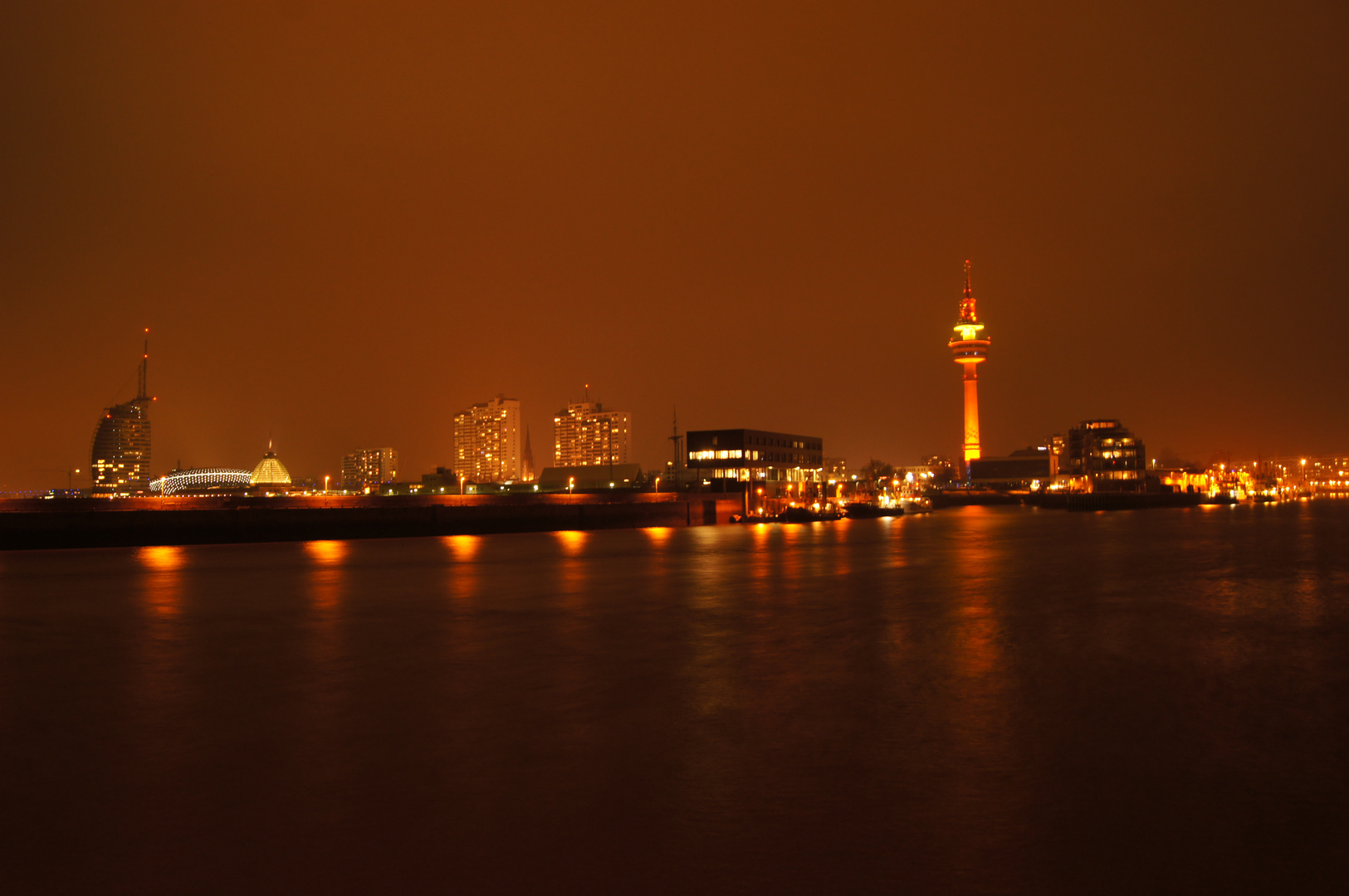 Radarturm und Innenstadt Bremerhaven bei Nacht