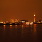 Radarturm und Innenstadt Bremerhaven bei Nacht