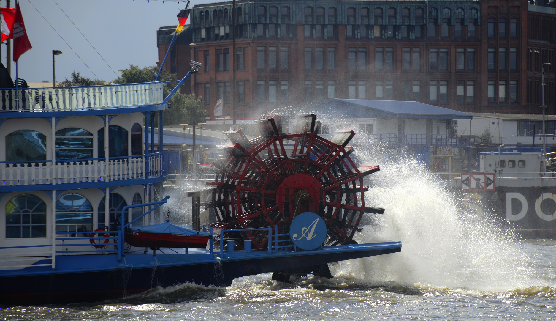 Raddampfer am Hamburger Hafen