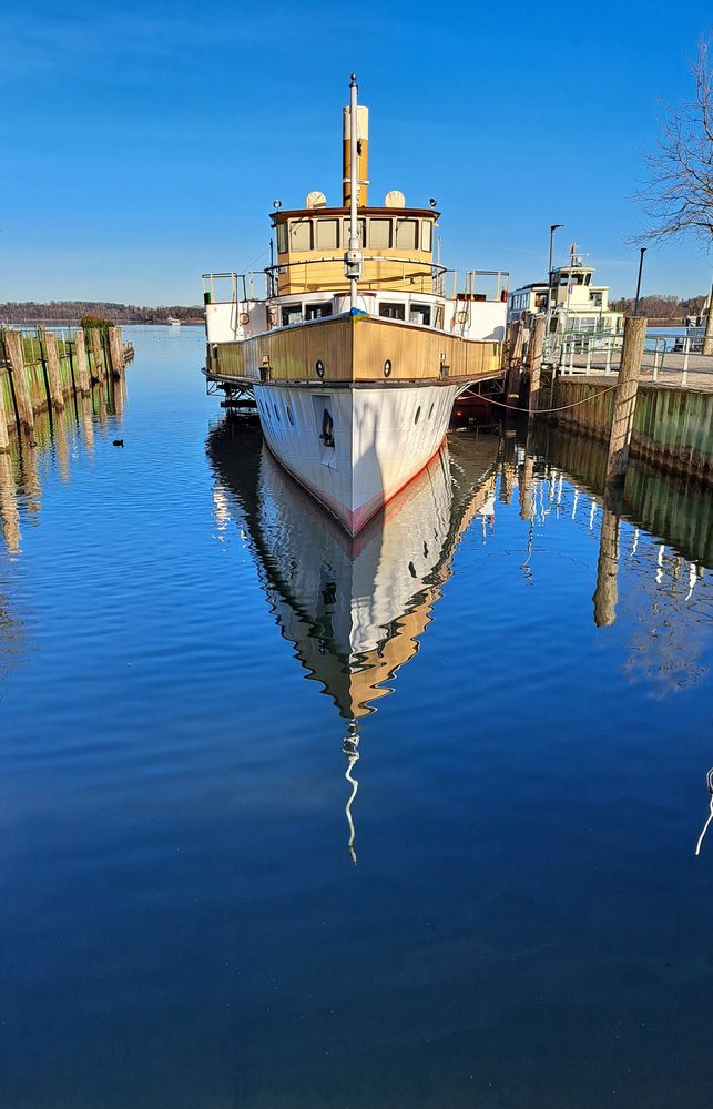 Raddampfer an der Pier