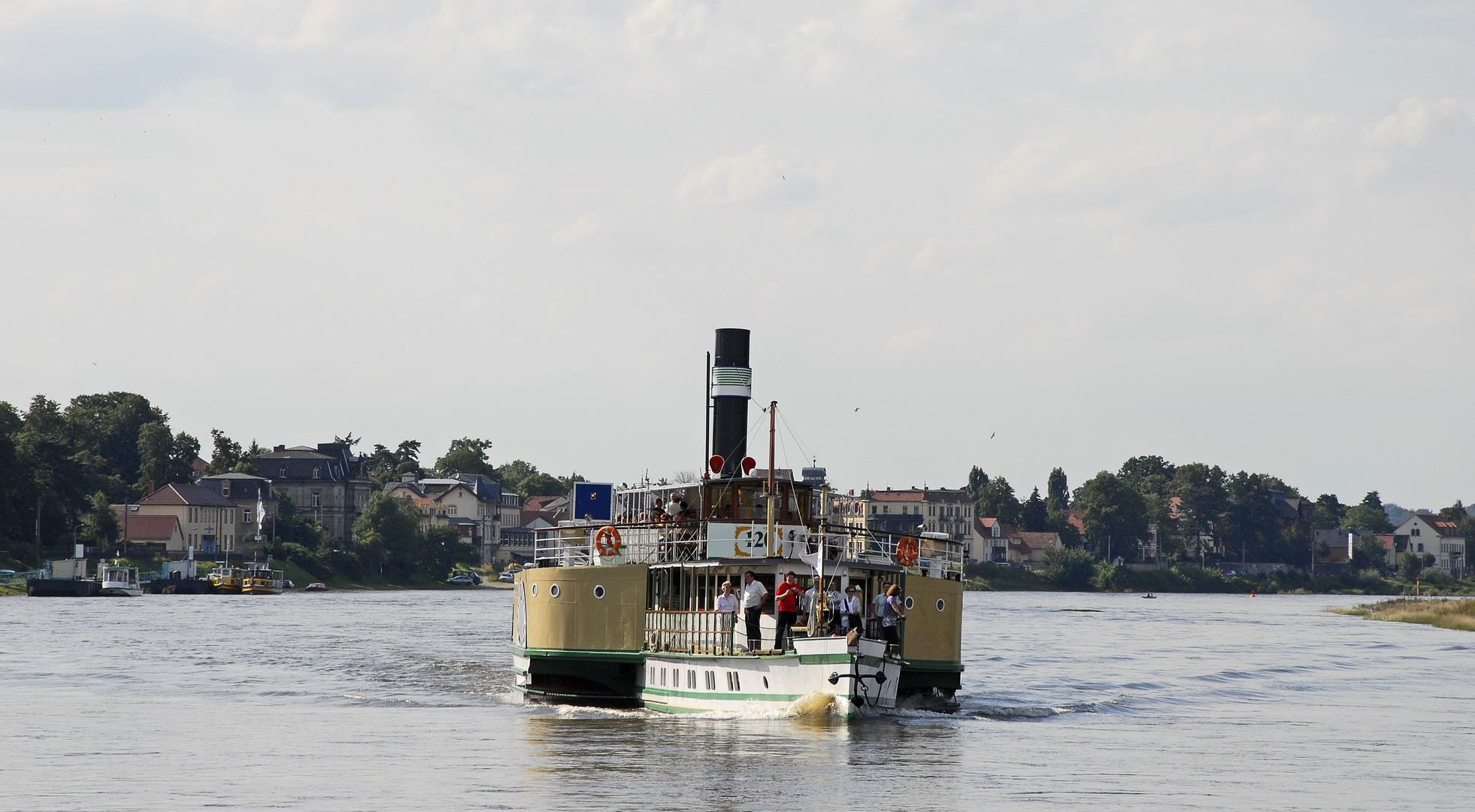 Raddampfer auf der Elbe >