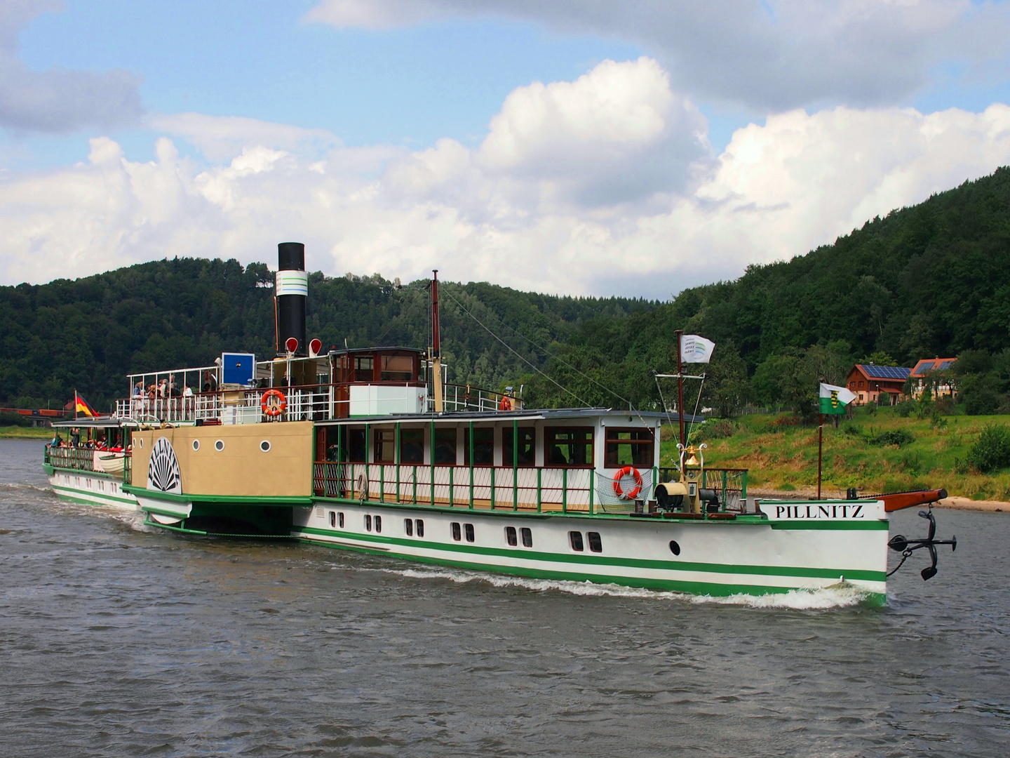 Raddampfer auf der Elbe