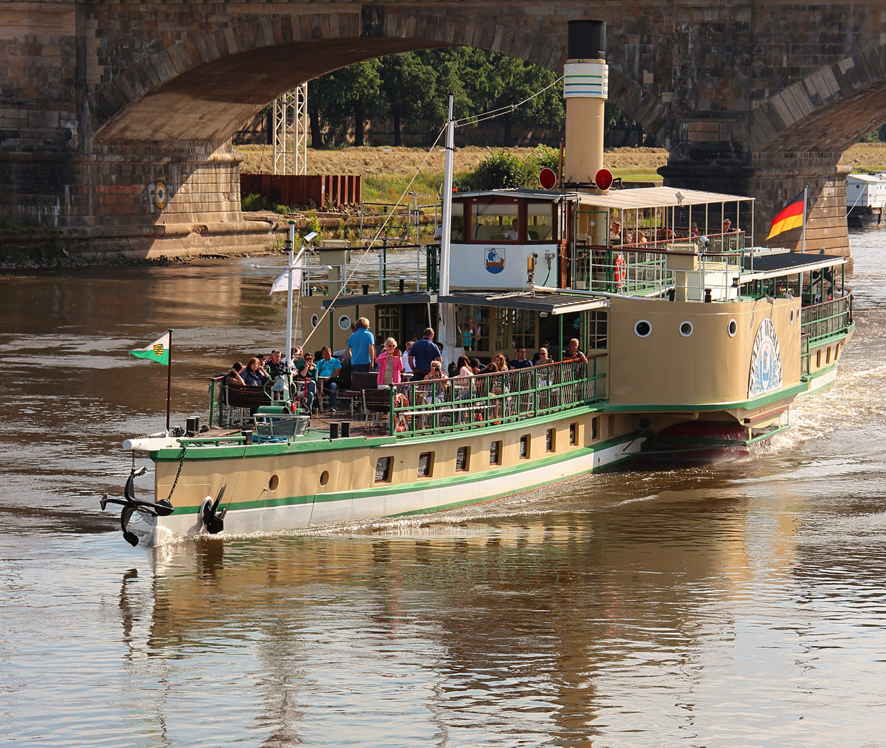 Raddampfer auf der Elbe bei Dresden