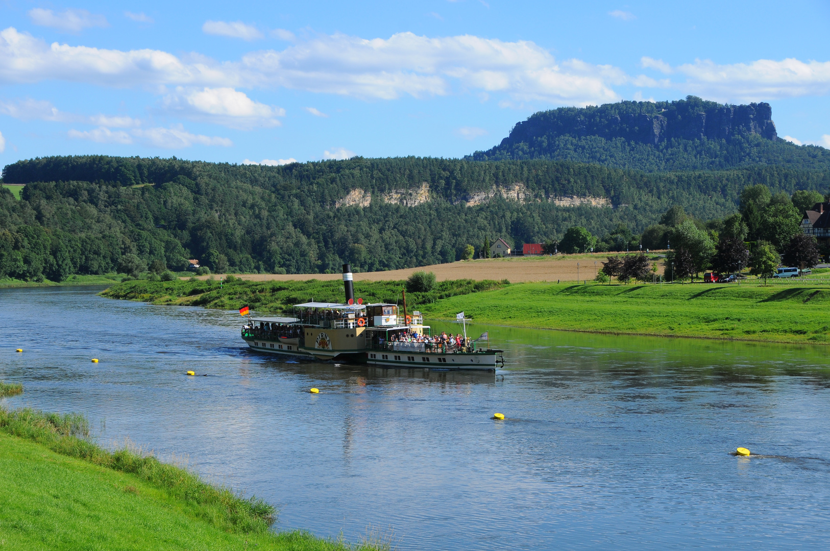 Raddampfer auf der Elbe