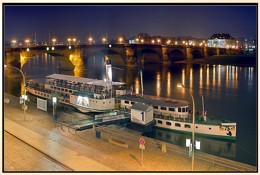 Raddampfer "Dresden" am Elbufer in Dresden