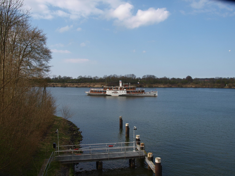 Raddampfer Freya auf dem Nord-Ostsee-Kanal