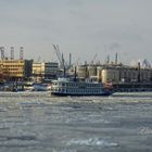 Raddampfer im Eis auf der Elbe