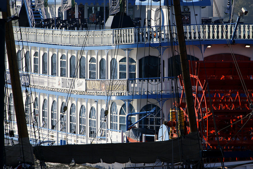 Raddampfer im Hamburger Hafen