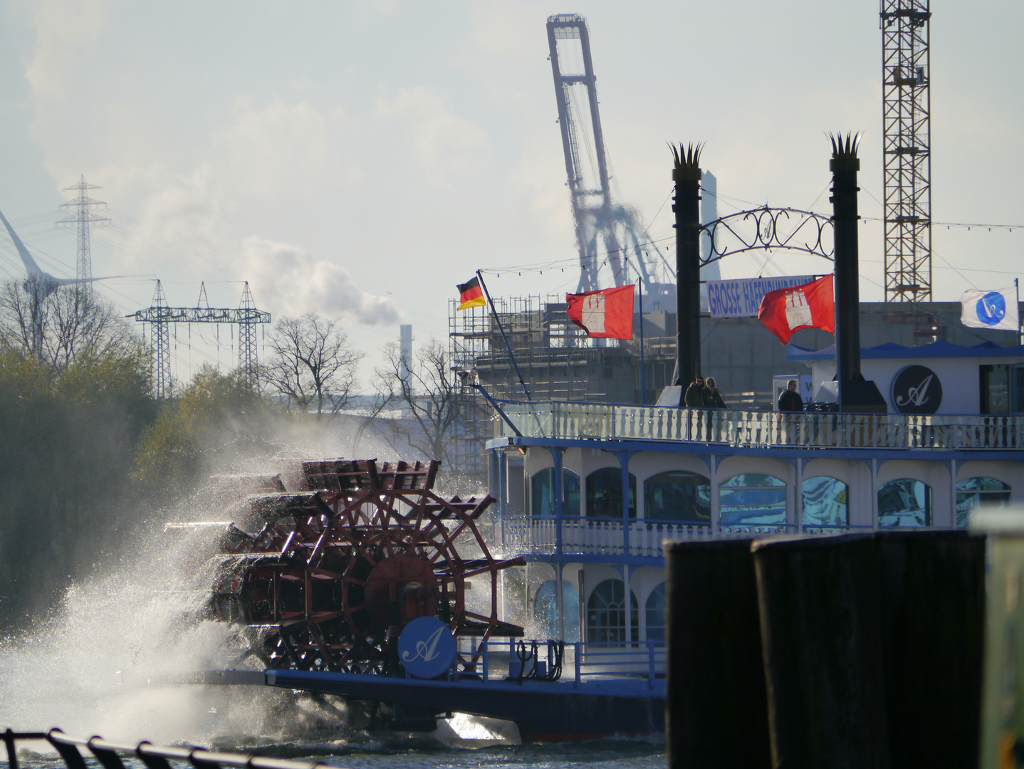 Raddampfer in der Elbe