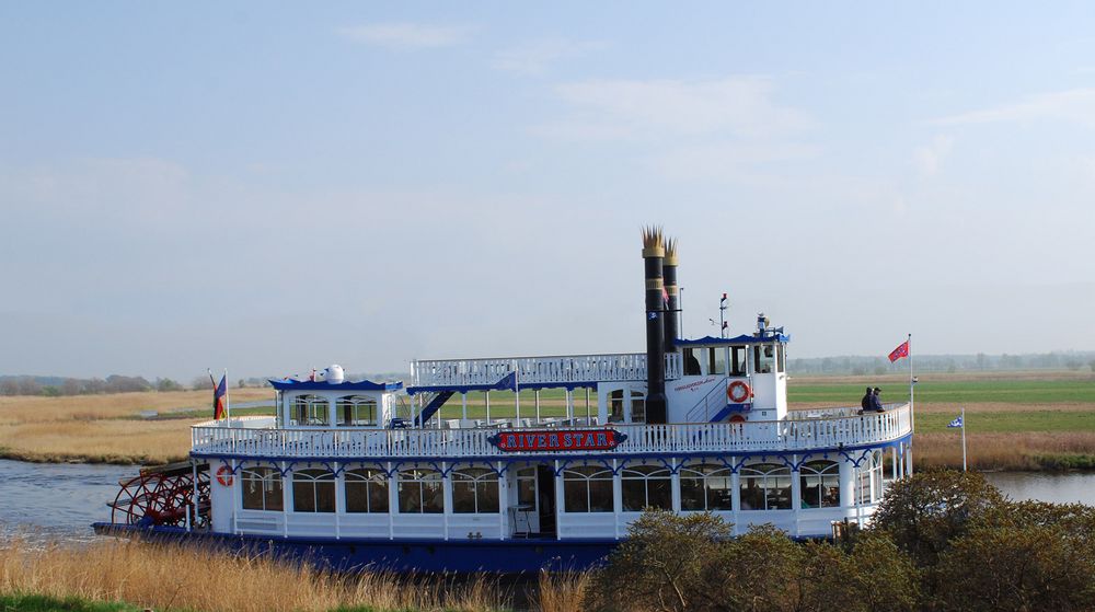 Raddampfer-Replik mit Mississippi-Flair am Darß-Bodden bei Zingst