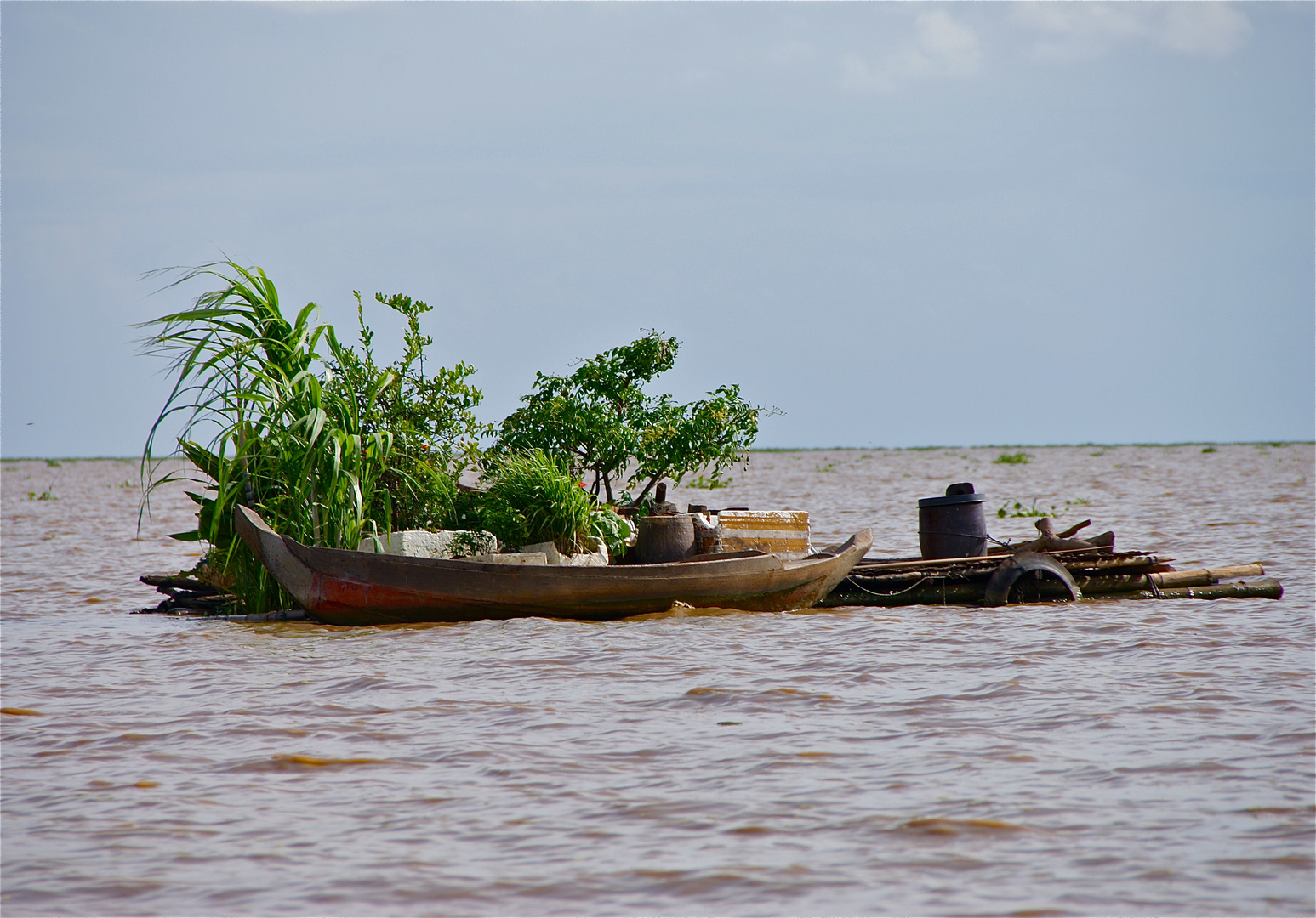 raddampfer von rechts ? tonle sap, cambodia 2010