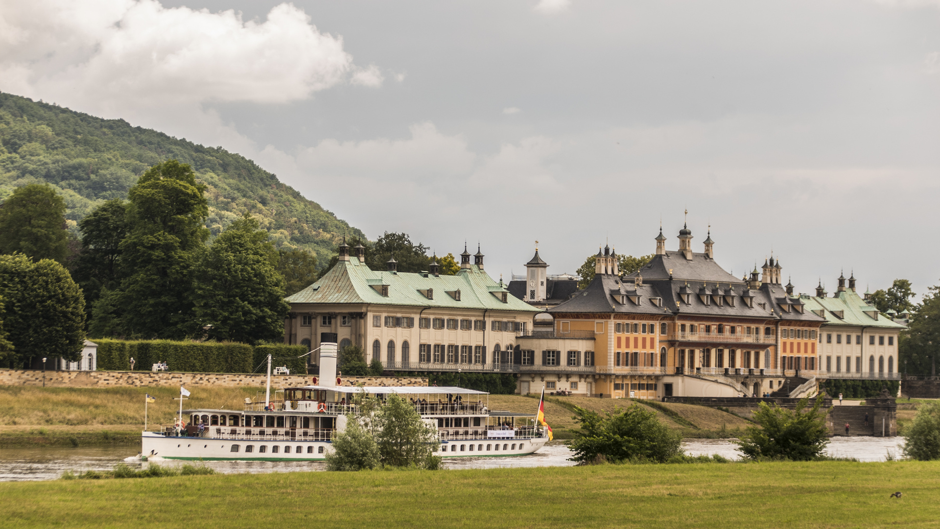 Raddampfer vor Schloß Pillnitz