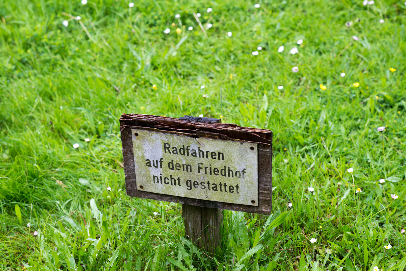 Radfahren auf dem Friedhof verboten