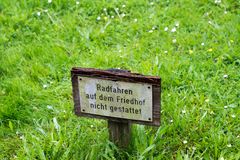 Radfahren auf dem Friedhof verboten