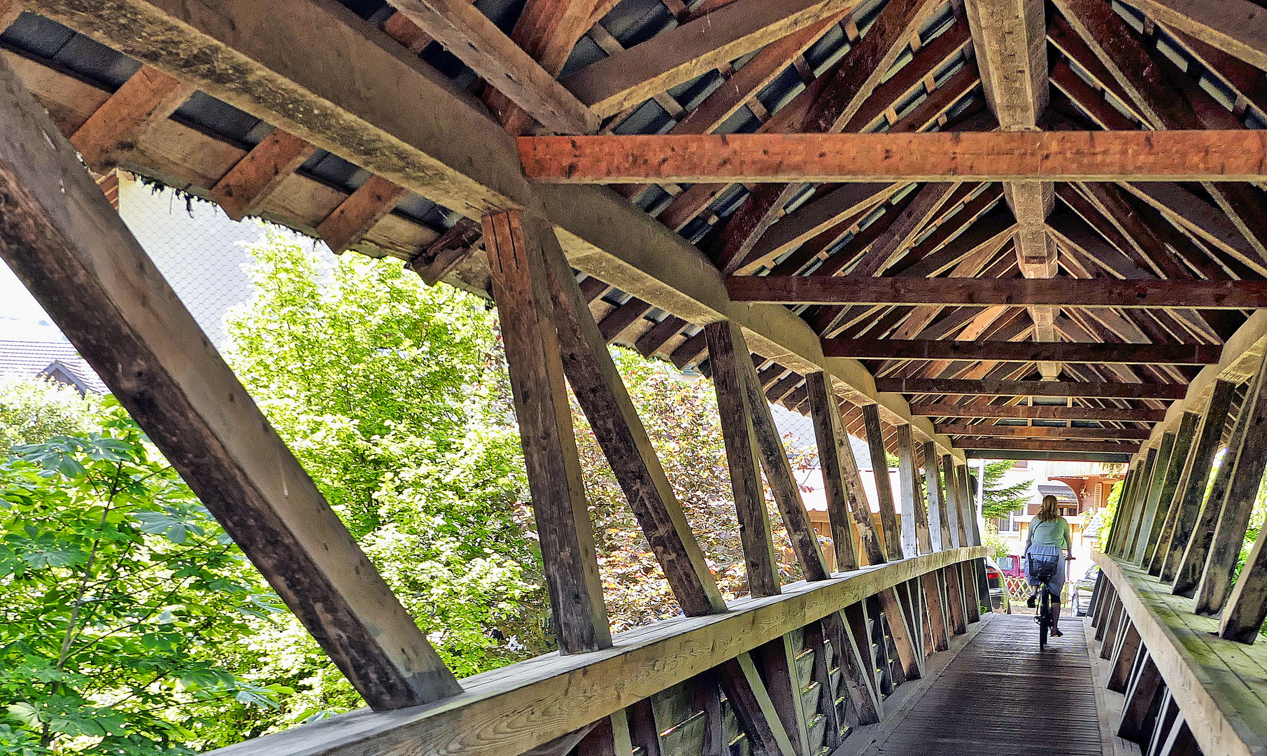 Radfahren auf der Stegbrücke in Siebnen