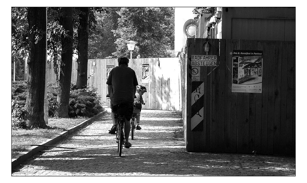 Radfahrer absteigen