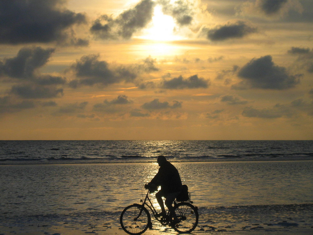 Radfahrer am Strand von Römö/DK