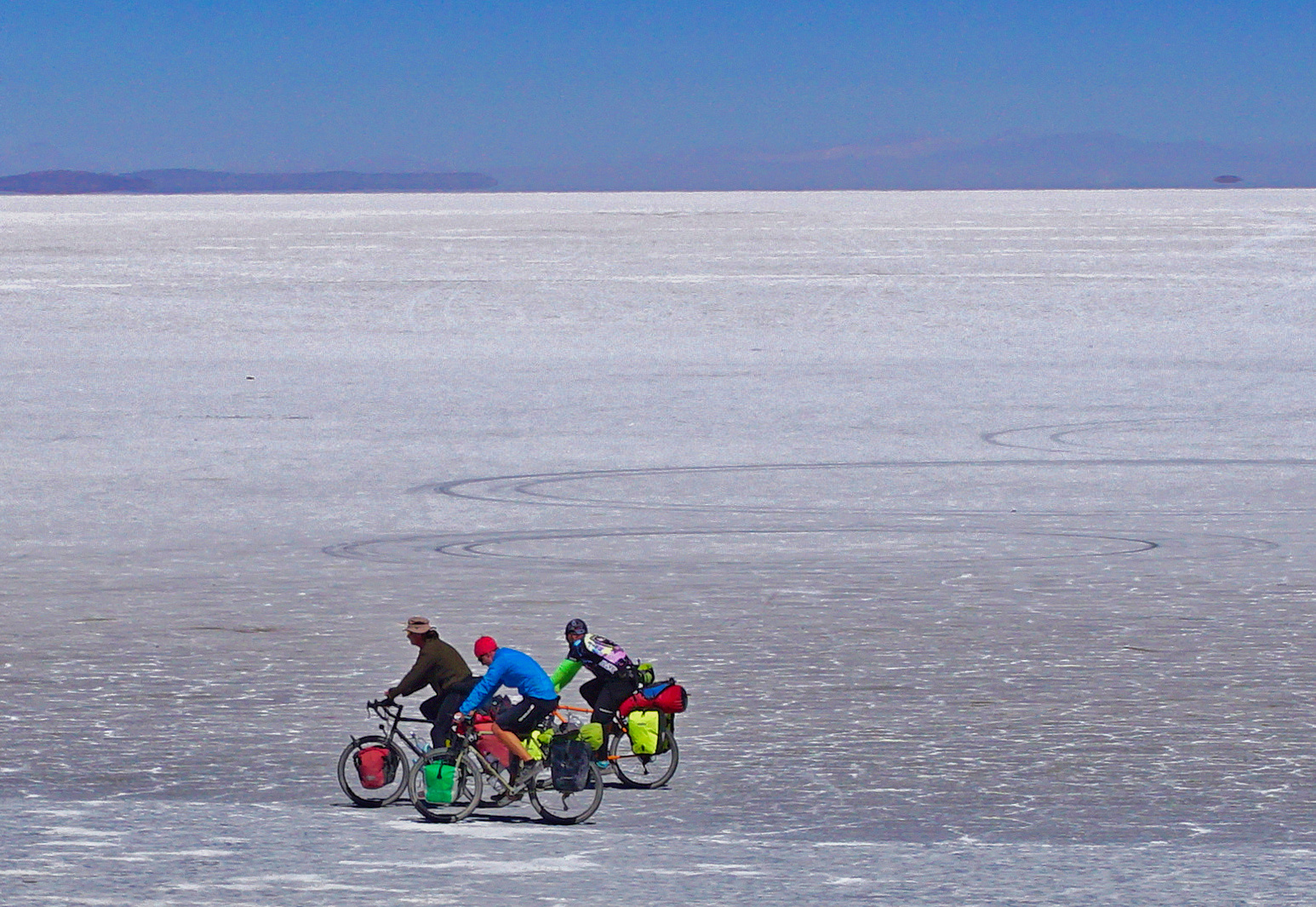  Radfahrer auf den Salinen Boliviens