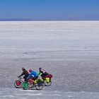  Radfahrer auf den Salinen Boliviens