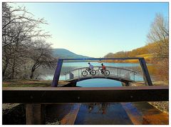 Radfahrer auf der Brücke