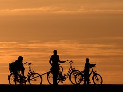 Radfahrer gegen Abendrot